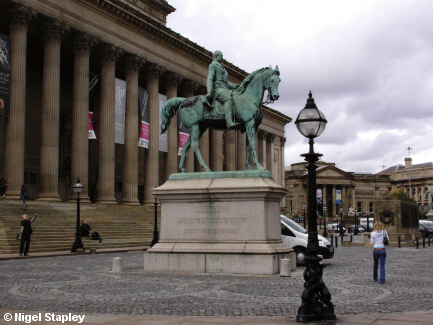 Picture of a statue of a man on horseback