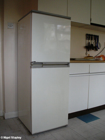 Photo of an elderly LEC fridge/freezer