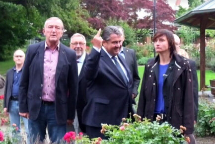 Photo of Sigmar Gabriel giving the finger to neo-Nazis in Salzgitter, Niedersachsen