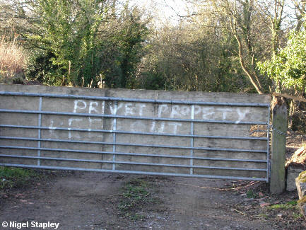 Handwritten sign warning of 'Privet Propety'